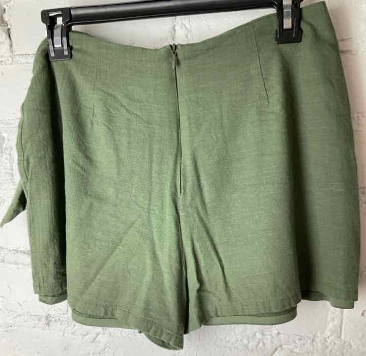 Bids & Dibs, Inc. Size M Green Shorts