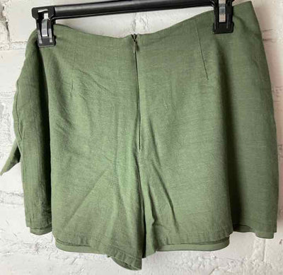 Bids & Dibs, Inc. Size M Green Shorts
