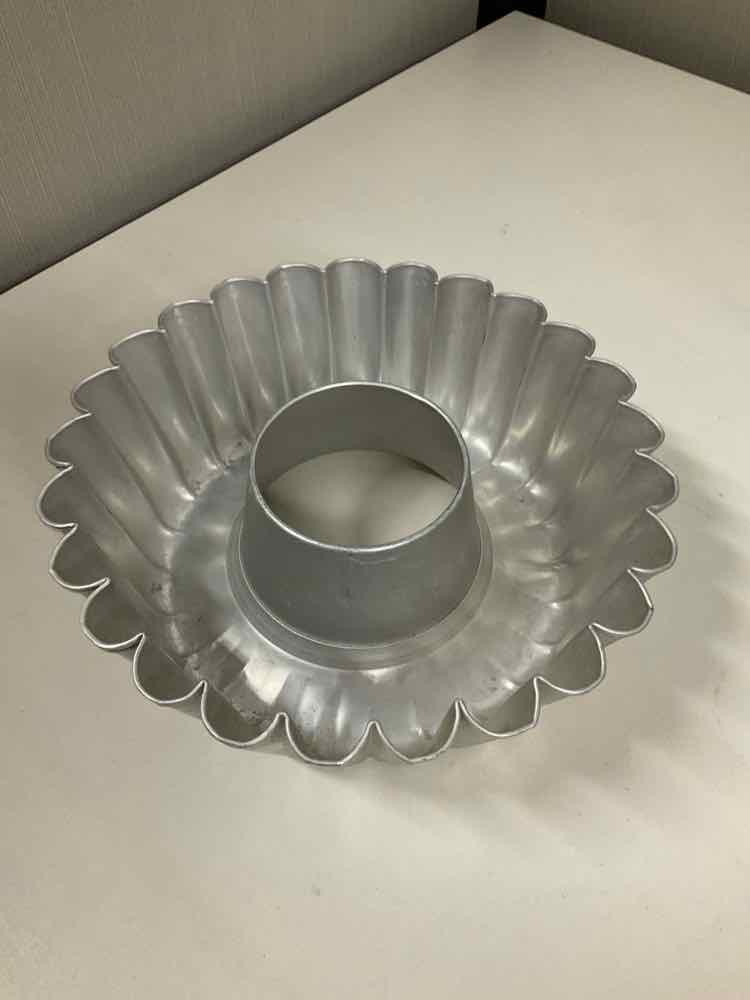 Vintage Bundt Pan Fluted 8" Diameter