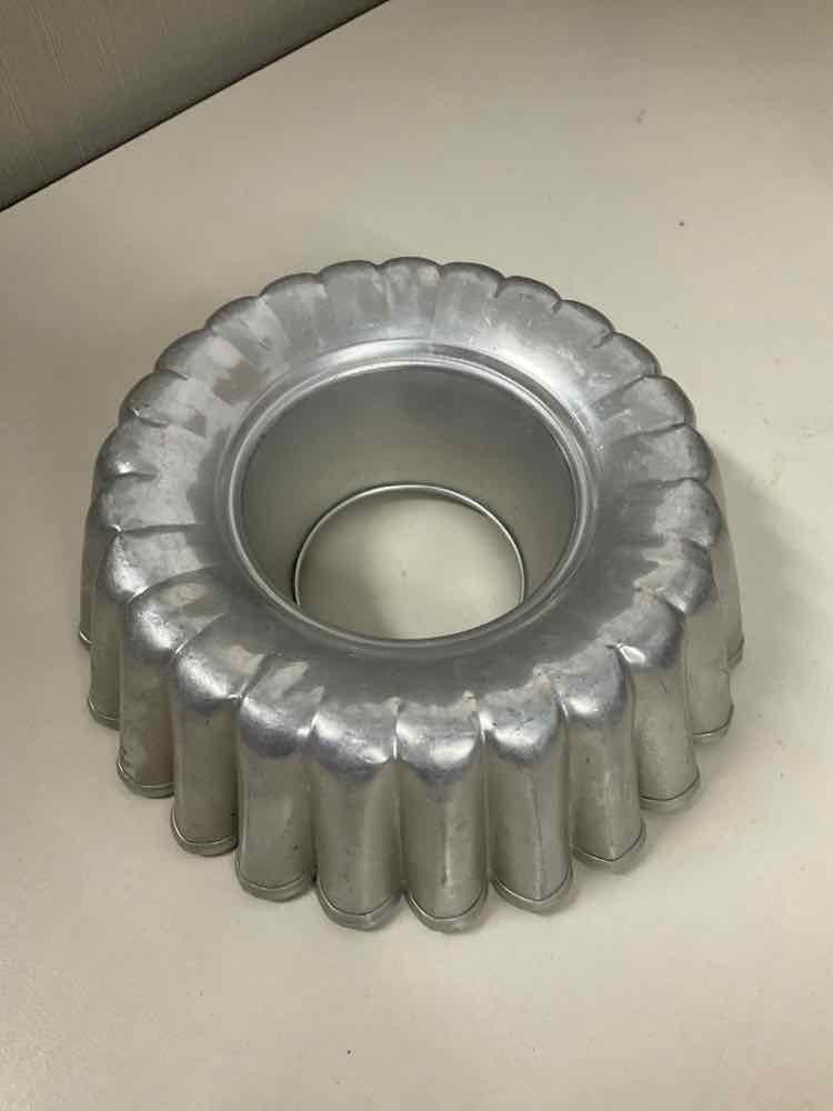 Vintage Bundt Pan Fluted 8" Diameter