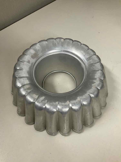 Vintage Bundt Pan Fluted 8" Diameter