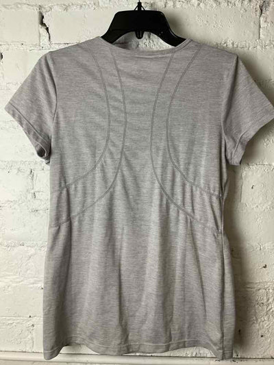 Reebok Size M Gray Short Sleeve