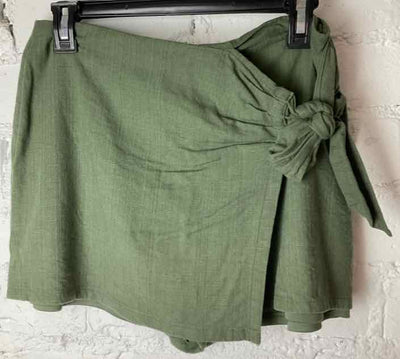 Bids & Dibs, Inc. Size M Green Shorts