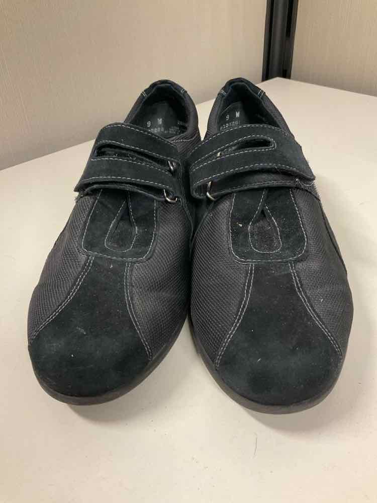 Munro Black Sneakers