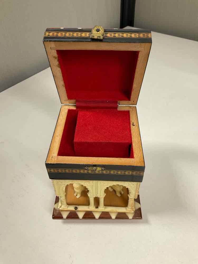 Alhambra Fountain and Palace Jewelry Music Box