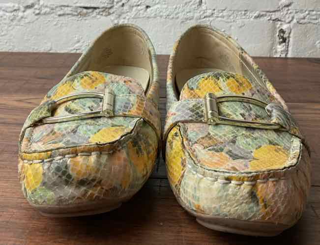 Bids & Dibs, Inc. 9.5 Multi-Color Slip-Ons